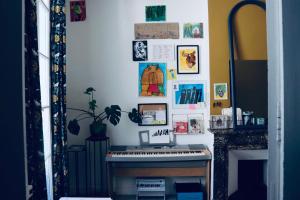 een kamer met een piano en foto's aan de muur bij Casa Cabanel in Montpellier