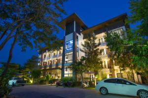 Ban Si ThanにあるGasser Park & Residenceの建物の前に駐車された白い車