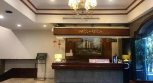 un vestíbulo de un hotel con un cartel que dice inmigración en S.C. Heritage Hotel en Hat Yai