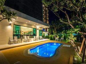 Bazén v ubytování L Hotel nebo v jeho okolí