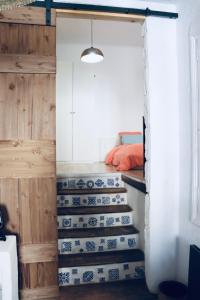 een slaapkamer met een trap naar een bed bij Casa Cabanel in Montpellier