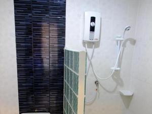 A bathroom at Chada Veranda Hotel
