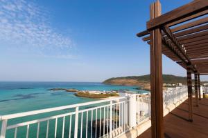 - Balcón con vistas al océano en Ebenezer Hotel, en Hamdŏng-ni