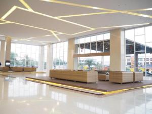 een luchthavenlobby met banken en ramen bij The Vista Hotel By Satit Group in Ban Khlong Phruan