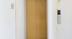 Una puerta marrón en una habitación con otras dos puertas en The Room Hotel en Ban Nong Puk