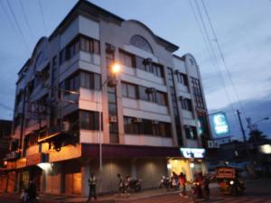 ein Gebäude mit Straßenbeleuchtung davor in der Unterkunft Cityinn Hotel in Zamboanga