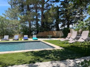 eine Gruppe Stühle und ein Pool in der Unterkunft Superbe bas de villaIX in Aix-en-Provence