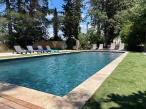 einen Pool mit Liegestühlen im Hof in der Unterkunft Superbe bas de villaIX in Aix-en-Provence