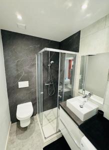 une salle de bains avec douche, toilettes et lavabo dans l'établissement Le Patio - Maison avec Jardin - WIFI, à Bègles 9 autres photos