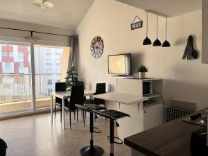 Televízia a/alebo spoločenská miestnosť v ubytovaní Studio mezzanine proche mer avec balcon - FR-1-197-558