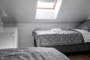 1 dormitorio con 2 camas y ventana en „MAZURSKIE PTAKI” Domki Letniskowe en Ruciane-Nida