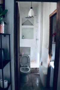 een badkamer met een toilet en een bad bij Casa Cabanel in Montpellier