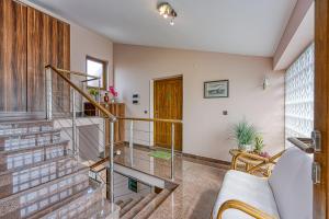 - un salon avec des escaliers et une porte en bois dans l'établissement Apartments Brioni Colors, à Pula