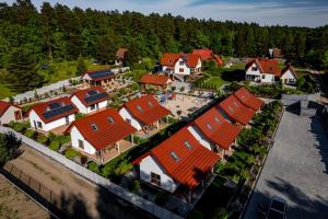 una vista aérea de una casa con techos rojos en „MAZURSKIE PTAKI” Domki Letniskowe en Ruciane-Nida
