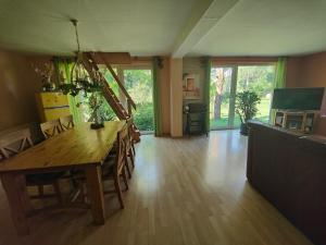 TV a/nebo společenská místnost v ubytování Ferienhaus Seemühl
