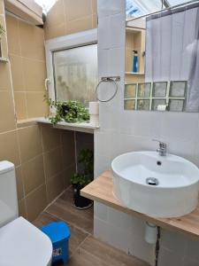 Łazienka w obiekcie Habitaciones Casa Santander Playa Valdenoja