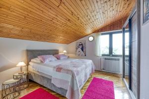 Ένα ή περισσότερα κρεβάτια σε δωμάτιο στο Apartments Brioni Colors +49 φωτογραφίες