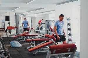 Posilňovňa alebo fitness centrum v ubytovaní Hoposa Hotel & Apartaments VillaConcha