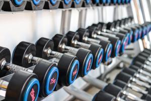 Posilňovňa alebo fitness centrum v ubytovaní Hoposa Hotel & Apartaments VillaConcha