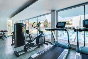 Posilňovňa alebo fitness centrum v ubytovaní Hoposa Hotel & Apartaments VillaConcha