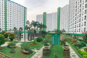 a view of a courtyard with tall buildings at Pelangi Rooms By Reccoma in Pondokcabe Hilir