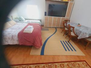 Łóżko lub łóżka w pokoju w obiekcie Habitaciones Casa Santander Playa Valdenoja
