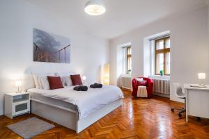 een slaapkamer met een bed met een brugwerf aan de muur bij Hotel U Vlašského Dvora in Kutná Hora