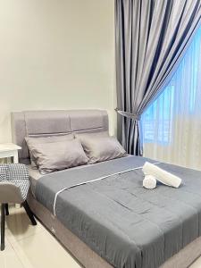 uma cama num quarto com uma janela em Melaka AmberCove Homely Seaview 2R2B em Malaca