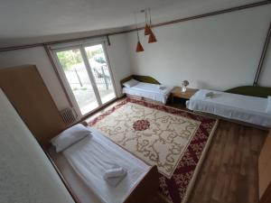Giường trong phòng chung tại Sarajevo Paradise