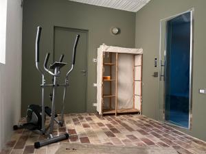 una habitación con un gimnasio con equipamiento de ejercicio. en Casa Pilar en Lanciano