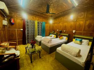 een grote kamer met 2 bedden en een tafel bij SoloSync - Hostel on the Boat in Srinagar
