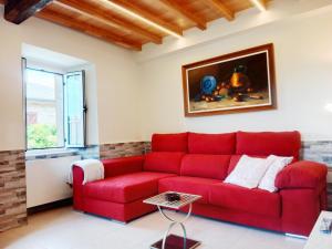 a red couch in a living room with a window at Casa Lolita 1 in Viveiro