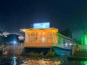 un treno che si ferma sull'acqua di notte di SoloSync - Hostel on the Boat a Srinagar