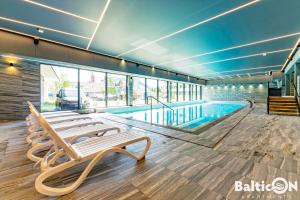 Bazén v ubytovaní Apartamenty BalticON Kasprowicza parking inclusive alebo v jeho blízkosti