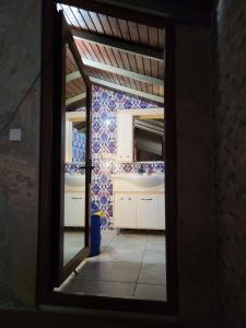 Baño con 2 lavabos y espejo en Bahaus Resort en Dalyan