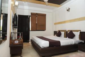 1 dormitorio con 1 cama grande en una habitación en Hotel Panna Paradise, en Agra