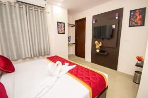 una habitación con una cama con una persona. en Octave Hotel JM Residency, en Bangalore