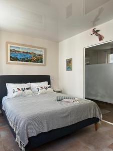 sypialnia z łóżkiem i obrazem na ścianie w obiekcie Casa S’Arraval w mieście Mahón