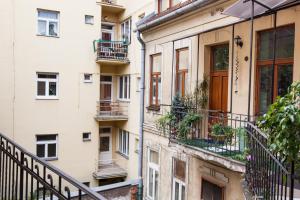 コシツェにあるApartment Dianaのバルコニーと階段付きのアパートメントビル
