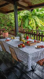 einen Tisch mit Speisen und Getränken darauf in der Unterkunft Jade hôtel and spa in Bandrélé