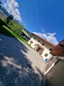 a cobblestone driveway in front of a building at Ferienwohnung Elisabeth in Bischofswiesen