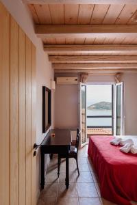 ein Schlafzimmer mit einem Billardtisch vor einem Bett in der Unterkunft Apelon Tiritas Villas in Leonidi