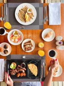 una mesa con platos de desayuno. en Ellaidhoo Maldives by Cinnamon en Hangnaameedhoo