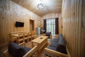 ein Wohnzimmer mit Sofa und Tisch in der Unterkunft Haghartsin Hotel and Restaurant in Dilidschan