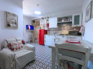 A kitchen or kitchenette at Dommu de Nannai Moro: Appartamento con terrazza