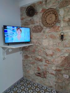 A television and/or entertainment centre at Dommu de Nannai Moro: Appartamento con terrazza