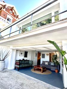 - une terrasse avec 2 canapés et une table basse dans l'établissement Aya House, à Barcelone