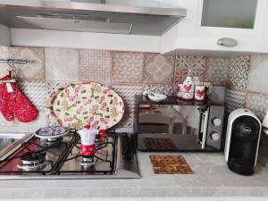 A kitchen or kitchenette at Dommu de Nannai Moro: Appartamento con terrazza