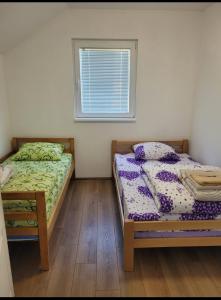 2 camas individuais num quarto com uma janela em Odmorište Vrelo Vape em Sjenica