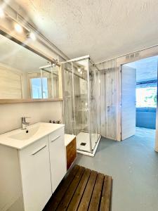 La salle de bains est pourvue d'un lavabo et d'une douche. dans l'établissement Aya House, à Barcelone